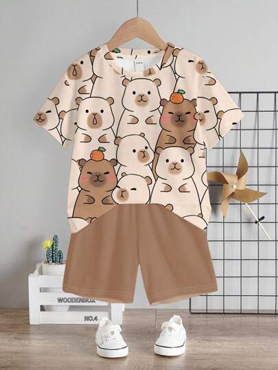 SHEIN طقم قميص وشورت للأطفال الرضع من القماش الناعم مطبوع بطباعة كرتونية للصيف، ملابس أطفال ذكور بني، طقم ملابس صيفية للأطفال الرضع، قميص كم قصير بتصميم الدب وشورت للأطفال الذكور