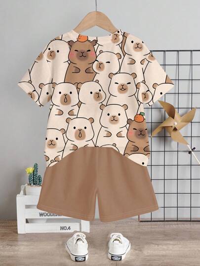 SHEIN طقم قميص وشورت للأطفال الرضع من القماش الناعم مطبوع بطباعة كرتونية للصيف، ملابس أطفال ذكور بني، طقم ملابس صيفية للأطفال الرضع، قميص كم قصير بتصميم الدب وشورت للأطفال الذكور