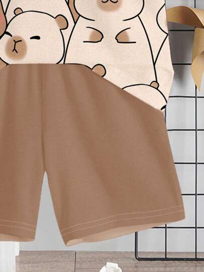 SHEIN طقم قميص وشورت للأطفال الرضع من القماش الناعم مطبوع بطباعة كرتونية للصيف، ملابس أطفال ذكور بني، طقم ملابس صيفية للأطفال الرضع، قميص كم قصير بتصميم الدب وشورت للأطفال الذكور