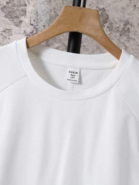 SHEIN قميص بولي إستر أبيض بقصة عادية وياقة دائرية للارتداء اليومي، قميص أساسي أبيض، تي شيرت رجالي بياقة طاقم