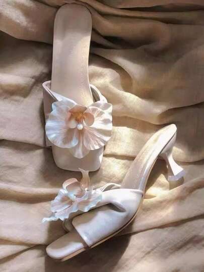 صنادل كعب عالي مربعة التصميم بنقشة الفراشة والأوركيد لصيف 2025، صنادل كعب قطة بنقشة زهرية للنساء، صنادل فستان أنيقة وجذابة