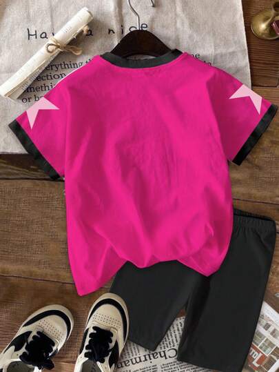 SHEIN ملابس رياضية ، طباعة رقم 98 وشكل نجمة خماسية ، وردي شاحب ، لموسم العودة إلى المدرسة ، مجموعة كاجوال فتاة للصيف 2 قطعة (بلوزة كم قصير وشورت)، مناسبة للأطفال، بدلة روضة أول يوم مدرسة