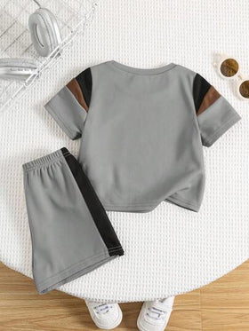 SHEIN مجموعة قميص كم قصير وشورت للأطفال الصبيان، بتصميم كتابي وألوان صيفية جذابة، قطعتان