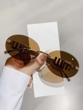 زوج من النظارات الأنيقة للنساء بتصميم رجعي بشكل بيضاوي، مصنوعة من مواد عالية الجودة، خفيفة الوزن ومريحة، نظارات فاخرة من علامة تجارية راقية. مناسبة للعطلات الشاطئية الأنيقة، وارتداء المنتجعات، والنظارات الأنيقة، والقيادة الكلاسيكية، والصيد، والسفر، والتسو