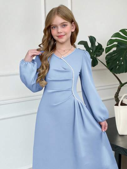 SHEIN Serisse Kids فستان أنيق متوسط الطول بأكمام طويلة وياقة على شكل حرف V مطوي، مزين باللؤلؤ والخرز، مناسب للفتيات المراهقات في فصلي الخريف والشتاء