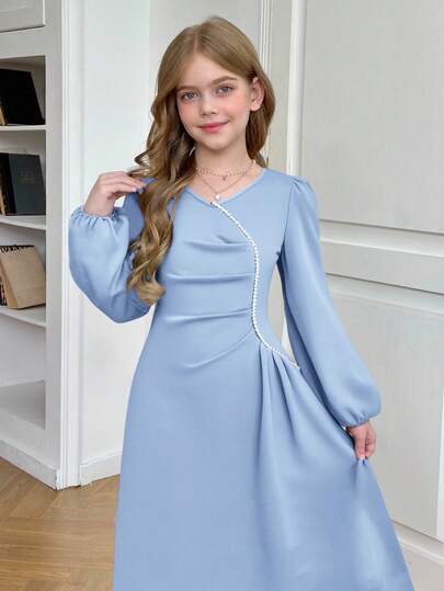 SHEIN Serisse Kids فستان أنيق متوسط الطول بأكمام طويلة وياقة على شكل حرف V مطوي، مزين باللؤلؤ والخرز، مناسب للفتيات المراهقات في فصلي الخريف والشتاء