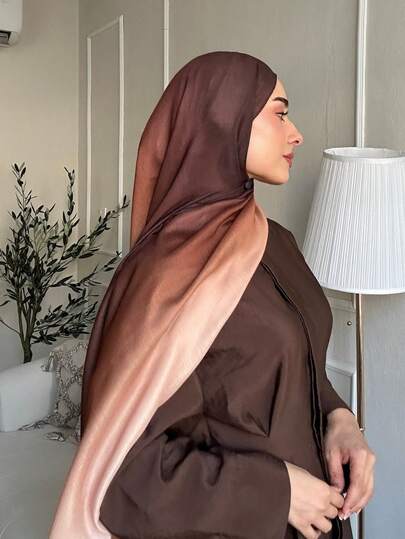قطعة واحدة من الحجاب/الوشاح بطبعة مائية على الطراز البوهيمي للنساء، مناسب للارتداء اليومي والخارجي، ويمكن ارتداؤه مع الملابس المزينة بالحجاب