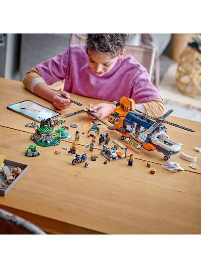 LEGO طقم لعبة مروحية مستكشف الغابة الحضرية في معسكر القاعدة - لعبة مغامرة بناء للأطفال من الجنسين، من عمر 8 سنوات فما فوق - مع 5 شخصيات صغيرة وأشكال الغوريلا - أفكار هدايا لأعياد الميلاد - 60437