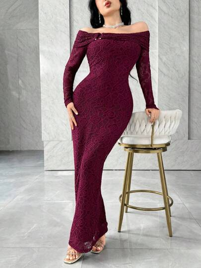 Modelyn فستان مناسب للنساء مزين بالدانتيل والإبزيم المعدني للكتف المكشوف