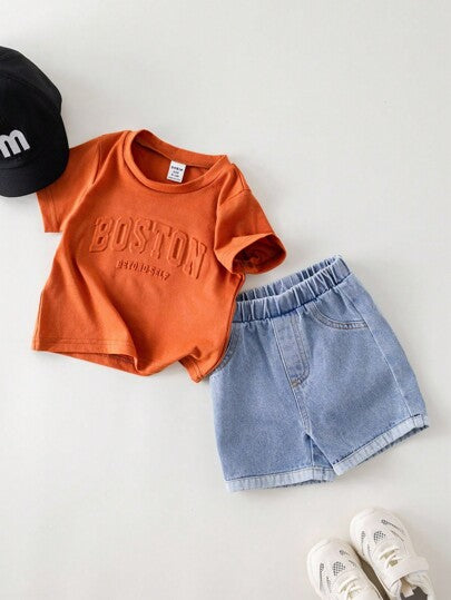 SHEIN مجموعة صيفية للأطفال الصبية تتكون من 2 قطعة: قميص تي شيرت مطبوع بحرف وشورت جينز أزرق فاتح، مجموعة كاجوال للأطفال الصبية في الصيف