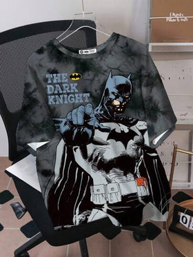 BATMAN X SHEIN قميص تي شيرت رجالي بطبعة كاملة بأكمام قصيرة وياقة طاقم، صيفي مريح وكاجوال بطبعة صبغ التعادل والحرف الإنجليزي