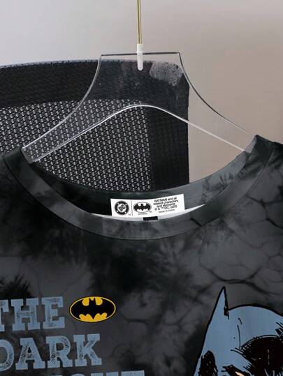 BATMAN X SHEIN قميص تي شيرت رجالي بطبعة كاملة بأكمام قصيرة وياقة طاقم، صيفي مريح وكاجوال بطبعة صبغ التعادل والحرف الإنجليزي