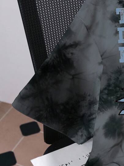 BATMAN X SHEIN قميص تي شيرت رجالي بطبعة كاملة بأكمام قصيرة وياقة طاقم، صيفي مريح وكاجوال بطبعة صبغ التعادل والحرف الإنجليزي