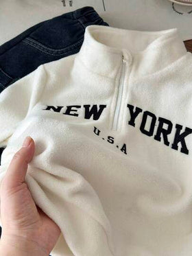 1 قطعة بلوزة شتوية كاجوال مريحة للأولاد، مطرزة بالإنجليزية باللون البيج الأبيض الفاتح، فضفاضة وطويلة الأكمام، ذات ياقة عالية، مناسبة للخروجات والمدرسة والتجمعات اليومية في فصلي الخريف والشتاء