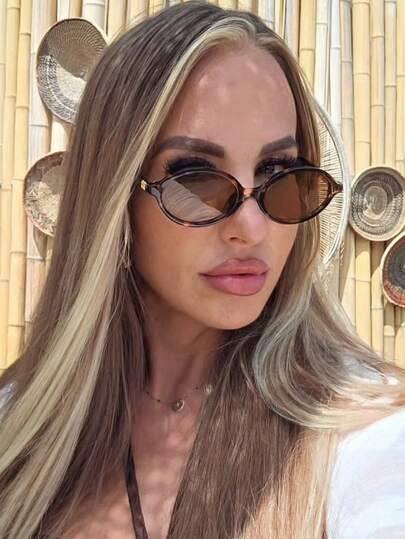زوج نظارات بإطار بيضاوي صغير عتيق، أنيقة وعصرية للاستخدام اليومي والكاجوال، إكسسوار نظارات للنساء في الشاطئ
