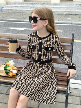 SHEIN فستان كاجوال محبوك بتركيب أرقام مطبوع كطباعة لوجو، مناسب للفتيات المراهقات للمناسبات العادية، كالأسبوع النهاية والخروجات اليومية والرجوع للمدرسة