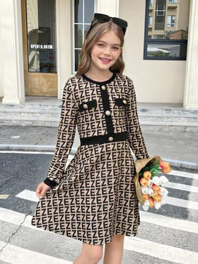 SHEIN فستان كاجوال محبوك بتركيب أرقام مطبوع كطباعة لوجو، مناسب للفتيات المراهقات للمناسبات العادية، كالأسبوع النهاية والخروجات اليومية والرجوع للمدرسة