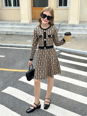 SHEIN فستان كاجوال محبوك بتركيب أرقام مطبوع كطباعة لوجو، مناسب للفتيات المراهقات للمناسبات العادية، كالأسبوع النهاية والخروجات اليومية والرجوع للمدرسة