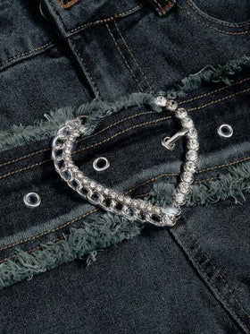SHEIN x PRISCILA & JIMENA ROMWE Grunge Punk حزام خصر معدني بتصميم قلب على الطراز الرجعي Y2K مع شراريب للنساء، وبنطلون جينز أزرق بقصة واسعة من الأسفل وخصر منخفض مناسب للارتداء اليومي الكاجوال في الربيع والخريف