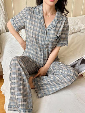 SHEIN Napfluff مجموعة بيجامات كاجوال للنساء بنقشة مربعات مع أكمام قصيرة وياقة من قماش منسوج ناعم، مجموعة بيجامات بأزرار، مجموعة بيجامات قطعتين للنساء، مجموعة ملابس نوم للنساء بنقشة مربعات، مجموعة بيجامات قطعتين للنساء، مجموعة بيجامات أكمام قصيرة للنساء، م