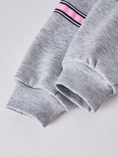 SHEIN مجموعة 2 قطعة للأطفال من ستريكول، بلوزة هودي رياضية كاجوال بلون أحادي وطباعة أرقام، مناسبة للرياضة والكاجوال والتنقل والعودة إلى المدرسة