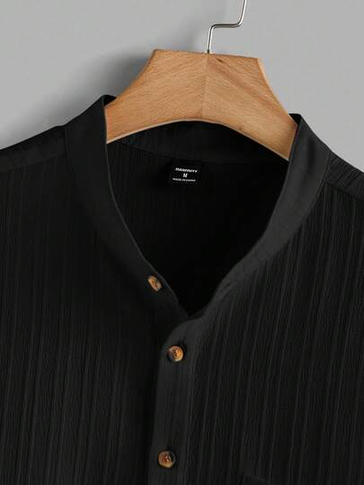 Manfinity Homme قميص كاجوال بأكمام قصيرة ذو لون أحادي مع أزرار مطرزة، صيفي