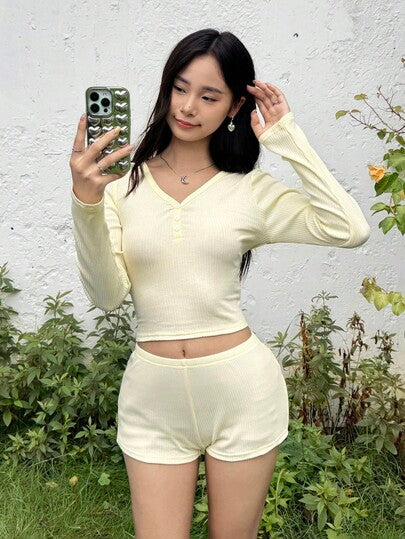 SHEIN مجموعة ملابس علوية كم طويل وشورت كاجوال صيفي للفتيات باللون الأصفر الكريمي، مناسبة للعطلات الصيفية والشاطئ والارتداء المنزلي