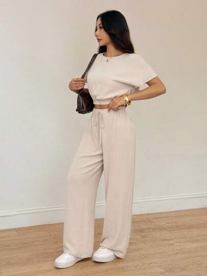 SHEIN PETITE مجموعة قطعتين من ملابس علوية قصيرة بأكمام خفافيش وبنطلون بخصر رباط من قماش ملمس، مجموعة قطعتين كاجوال مريحة للنساء طويلات القامة