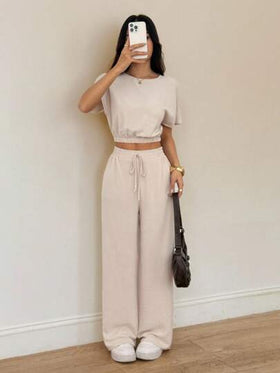 SHEIN PETITE مجموعة قطعتين من ملابس علوية قصيرة بأكمام خفافيش وبنطلون بخصر رباط من قماش ملمس، مجموعة قطعتين كاجوال مريحة للنساء طويلات القامة