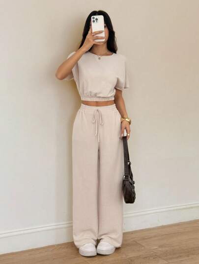 SHEIN PETITE مجموعة قطعتين من ملابس علوية قصيرة بأكمام خفافيش وبنطلون بخصر رباط من قماش ملمس، مجموعة قطعتين كاجوال مريحة للنساء طويلات القامة
