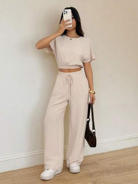 SHEIN PETITE مجموعة قطعتين من ملابس علوية قصيرة بأكمام خفافيش وبنطلون بخصر رباط من قماش ملمس، مجموعة قطعتين كاجوال مريحة للنساء طويلات القامة