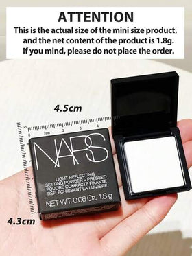 Nars مسحوق تثبيت إضاءة خافت - مضغوط #كريستال 1.8 جرام. هذه الصيغة الأيقونية تثبّت المكياج في مكانه طوال اليوم مع إنهاء ساطع. خفيف الوزن وسهل الامتزاج ، يثبّت الأساس بسهولة دون إضافة لون أو تغطية إضافية.
