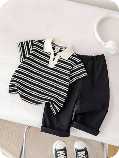 SHEIN طقم طفل ولادي مكون من بادي قصير الأكمام بياقة مخطط ملونة وأزرار نصفية وبنطلون ذو خصر مطاطي أحادي اللون 2 قطع