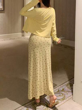 DAZY طقم بيجامة للنساء يتكون من توب قصير أحادي اللون وكامي طويل مطبوع بزهور صغيرة، ملائم للخريف والشتاء