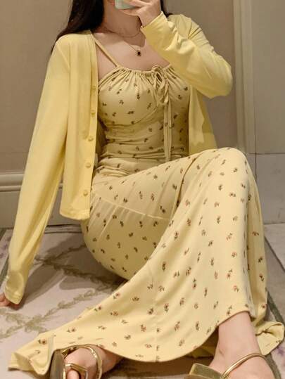 DAZY طقم بيجامة للنساء يتكون من توب قصير أحادي اللون وكامي طويل مطبوع بزهور صغيرة، ملائم للخريف والشتاء