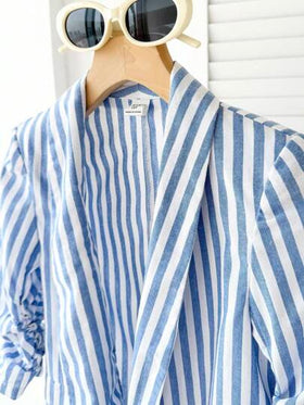 SHEIN بلوزة كاجوال أنيقة للفتيات المراهقات، ذات ياقة شال مخطط باللون الأزرق والأبيض من الكتان، بأكمام ثلاثة أرباع مطوية، بلوزة مخططة مناسبة للارتداء اليومي في فصلي الخريف والربيع