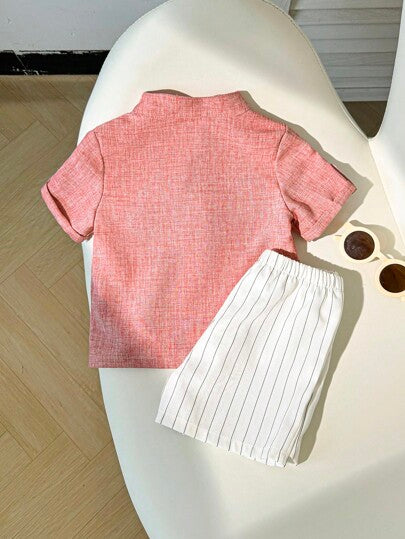 SHEIN LMoss Kids مجموعة قميص وشورت صيفية لطفل صبي، قميص وردي بياقة عالية وأكمام قصيرة وشورت مخطط بخصر مطاطي، مناسبة لحفلات عيد الميلاد والسهرات والأعراس وحفلات استقبال المولود الجديد وعيد الميلاد الأول