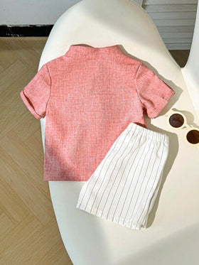 SHEIN LMoss Kids مجموعة قميص وشورت صيفية لطفل صبي، قميص وردي بياقة عالية وأكمام قصيرة وشورت مخطط بخصر مطاطي، مناسبة لحفلات عيد الميلاد والسهرات والأعراس وحفلات استقبال المولود الجديد وعيد الميلاد الأول