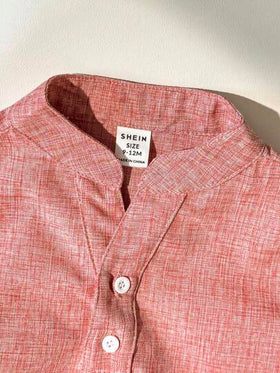 SHEIN LMoss Kids مجموعة قميص وشورت صيفية لطفل صبي، قميص وردي بياقة عالية وأكمام قصيرة وشورت مخطط بخصر مطاطي، مناسبة لحفلات عيد الميلاد والسهرات والأعراس وحفلات استقبال المولود الجديد وعيد الميلاد الأول