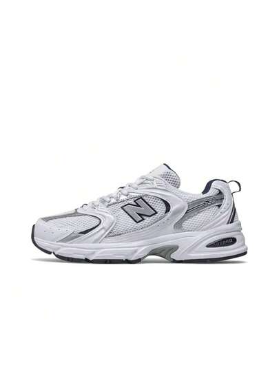 New Balance أحذية الجري ذات الطبقة الواحدة من ماركة نيو بالانس NB 530 ذات التصميم الكلاسيكي الربيعي المصنوعة من قماش الشبك والجلد الاصطناعي، مع امتصاص للصدمات وقابلية للتنفس، قصيرة الكاحل، متوفرة بلون أبيض وفضي، عرض D، للجنسين