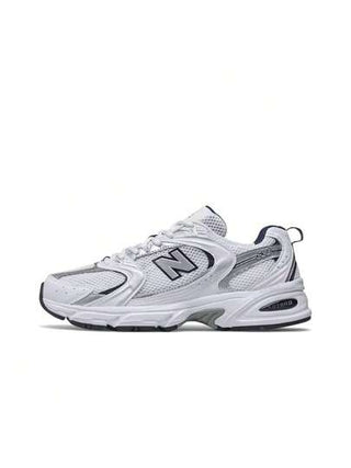 New Balance أحذية الجري ذات الطبقة الواحدة من ماركة نيو بالانس NB 530 ذات التصميم الكلاسيكي الربيعي المصنوعة من قماش الشبك والجلد الاصطناعي، مع امتصاص للصدمات وقابلية للتنفس، قصيرة الكاحل، متوفرة بلون أبيض وفضي، عرض D، للجنسين