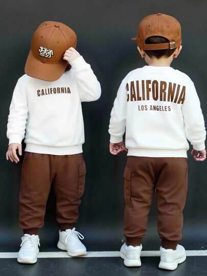 SHEIN Playful Pals مجموعة قميص وبنطلون رياضي للأطفال الرضع الصبيان، قميص بياقة دائرية فضفاض مطبوع عليه رسومات إنجليزية كاجوال، وبنطلون رياضي بخصر مطاطي، مناسب للخريف/الشتاء، للعطلات والتجمعات والحفلات، بنطلون بني وقميص كاليفورنيا