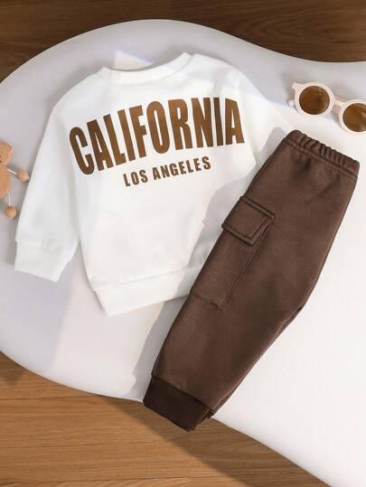 SHEIN Playful Pals مجموعة قميص وبنطلون رياضي للأطفال الرضع الصبيان، قميص بياقة دائرية فضفاض مطبوع عليه رسومات إنجليزية كاجوال، وبنطلون رياضي بخصر مطاطي، مناسب للخريف/الشتاء، للعطلات والتجمعات والحفلات، بنطلون بني وقميص كاليفورنيا