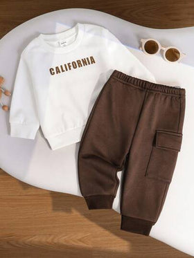 SHEIN Playful Pals مجموعة قميص وبنطلون رياضي للأطفال الرضع الصبيان، قميص بياقة دائرية فضفاض مطبوع عليه رسومات إنجليزية كاجوال، وبنطلون رياضي بخصر مطاطي، مناسب للخريف/الشتاء، للعطلات والتجمعات والحفلات، بنطلون بني وقميص كاليفورنيا