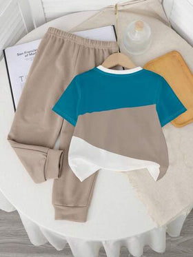 SHEIN طقم ملابس علوية وبنطلون قصير الأكمام بطبعات حيوانات كرتونية جميلة، بأسلوب رياضي وألوان متناسقة، طراز بسيط وعصري للأولاد في فصل الخريف