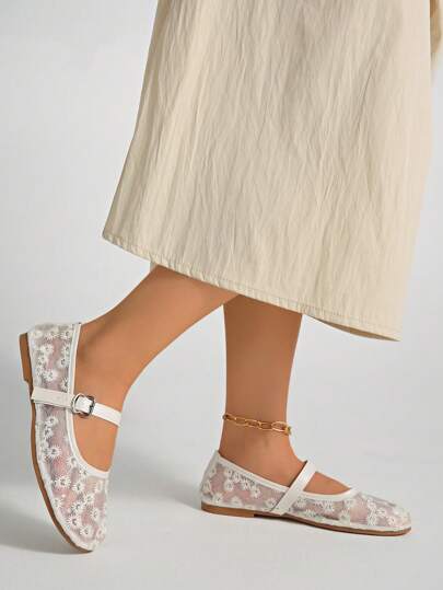 أحذية بالية نسائية، أحذية مسطحة بيضاء بارزة بالتطريز والدانتيل دائرية الأصبع، أحذية صيفية هوائية مبسطة