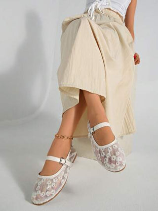 أحذية بالية نسائية، أحذية مسطحة بيضاء بارزة بالتطريز والدانتيل دائرية الأصبع، أحذية صيفية هوائية مبسطة