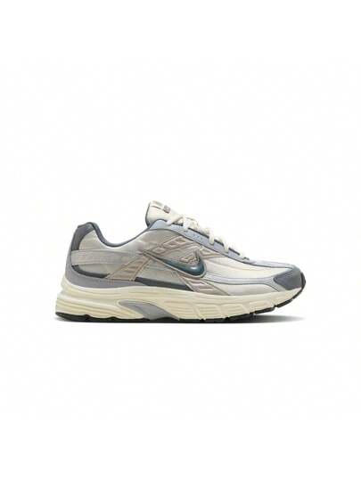 Nike أحذية الجري للرجال من نايك إنيشيتور بلون العظم الفاتح والرمادي الدخاني وحليب جوز الهند والمعدن المطلي