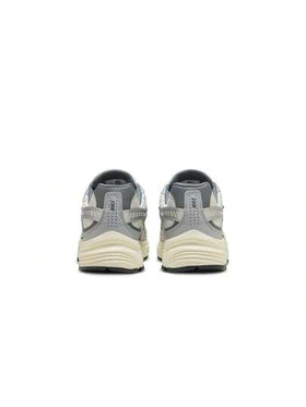 Nike أحذية الجري للرجال من نايك إنيشيتور بلون العظم الفاتح والرمادي الدخاني وحليب جوز الهند والمعدن المطلي