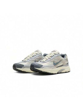 Nike أحذية الجري للرجال من نايك إنيشيتور بلون العظم الفاتح والرمادي الدخاني وحليب جوز الهند والمعدن المطلي